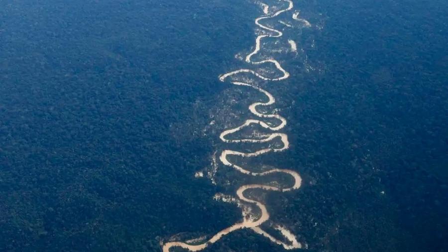 Vista em sobrevoo do rio Mucajaí, afetado pelo garimpo ilegal na terra indígena Yanomami