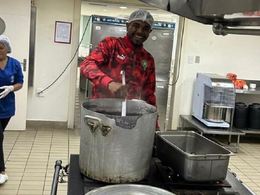 Davi, do BBB 24, mostra ajuda na cozinha em hospital universitário do RS 