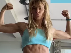 Carolina Dieckmann posa após treino e exibe corpo definido