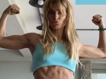 Carolina Dieckmann posa após treino e exibe corpo definido