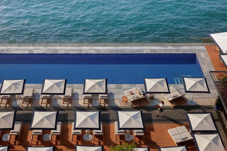 A piscina de borda infinita do The Peninsula: mais um ângulo para o mar