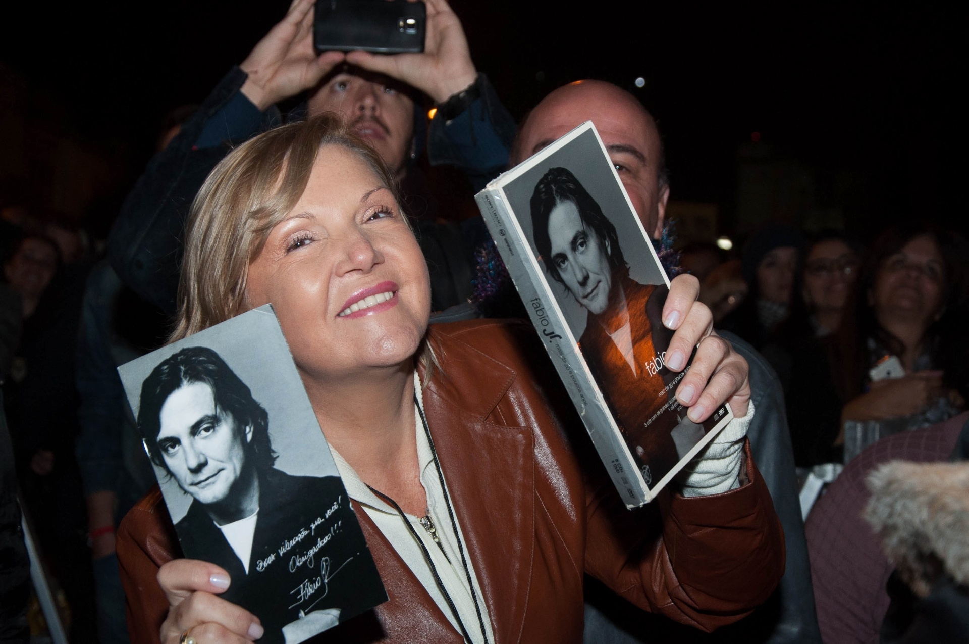 20.jun.2015 - Fã acompanha apresentação de Fábio Jr no Palco Júlio Prestes durante a Virada Cultural 2015, no centro de São Paulo - Peter Leone/Futura Press/Estadão Conteúdo
