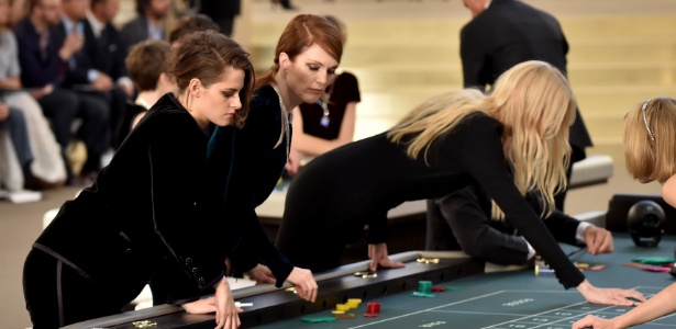 Kristen Stewart e Julianne Moore se empolgaram na mesa de jogo no desfile da Chanel
