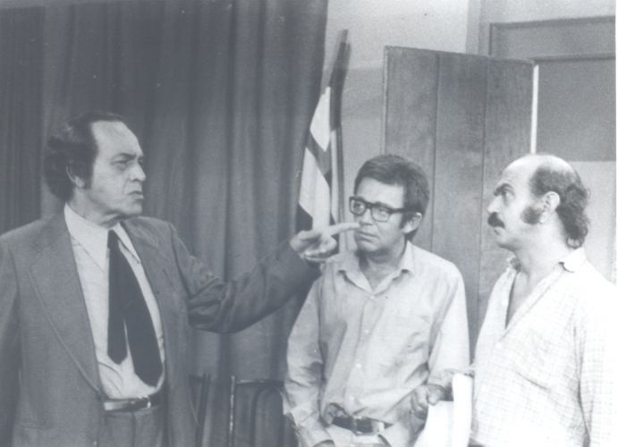 Paulo Gracindo (à esq), Emiliano Queiroz (centro) e Lima Duarte em cena de "O Bem Amado" (1973), novela de Dias Gomes produzida pela Rede Globo. A foto é em preto-e-branco, mas essa foi a primeira novela produzida em cores na TV brasileira
