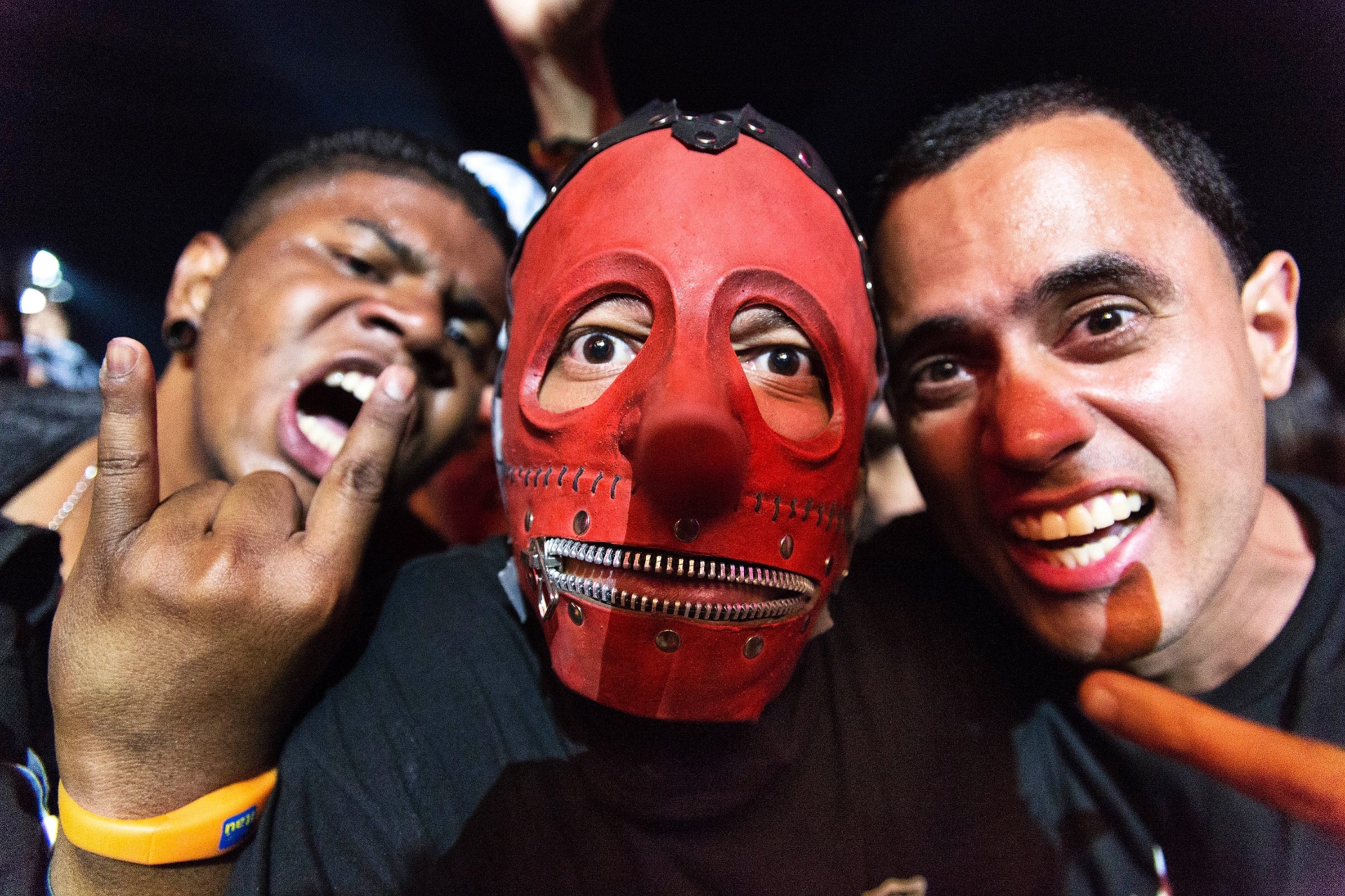 25.set.2015 - Fã com máscara do Slipknot assiste a show do De la Tierra no quinto dia do Rock in Rio 2015 - Paulo Campos/Agência Estado