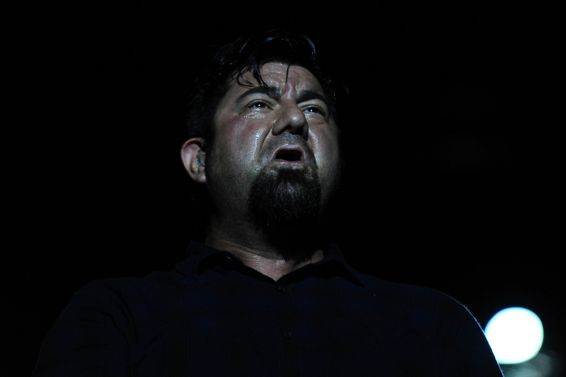 25.set.2015 - O vocalista Chino Moreno durante show da banda Deftones em São Paulo - Junior Lago/UOL