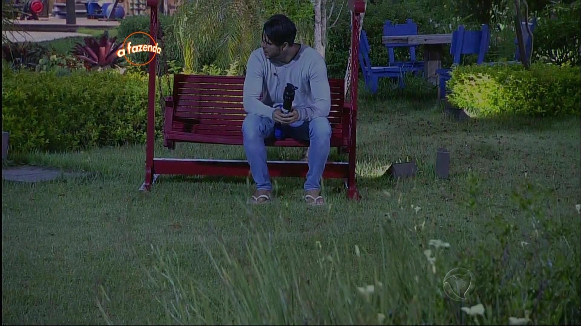 16.out.2015 - Desolado, Marcelo Bimbi cogitou tocar o sino após a eliminação de Veridiana - Reprodução/Record