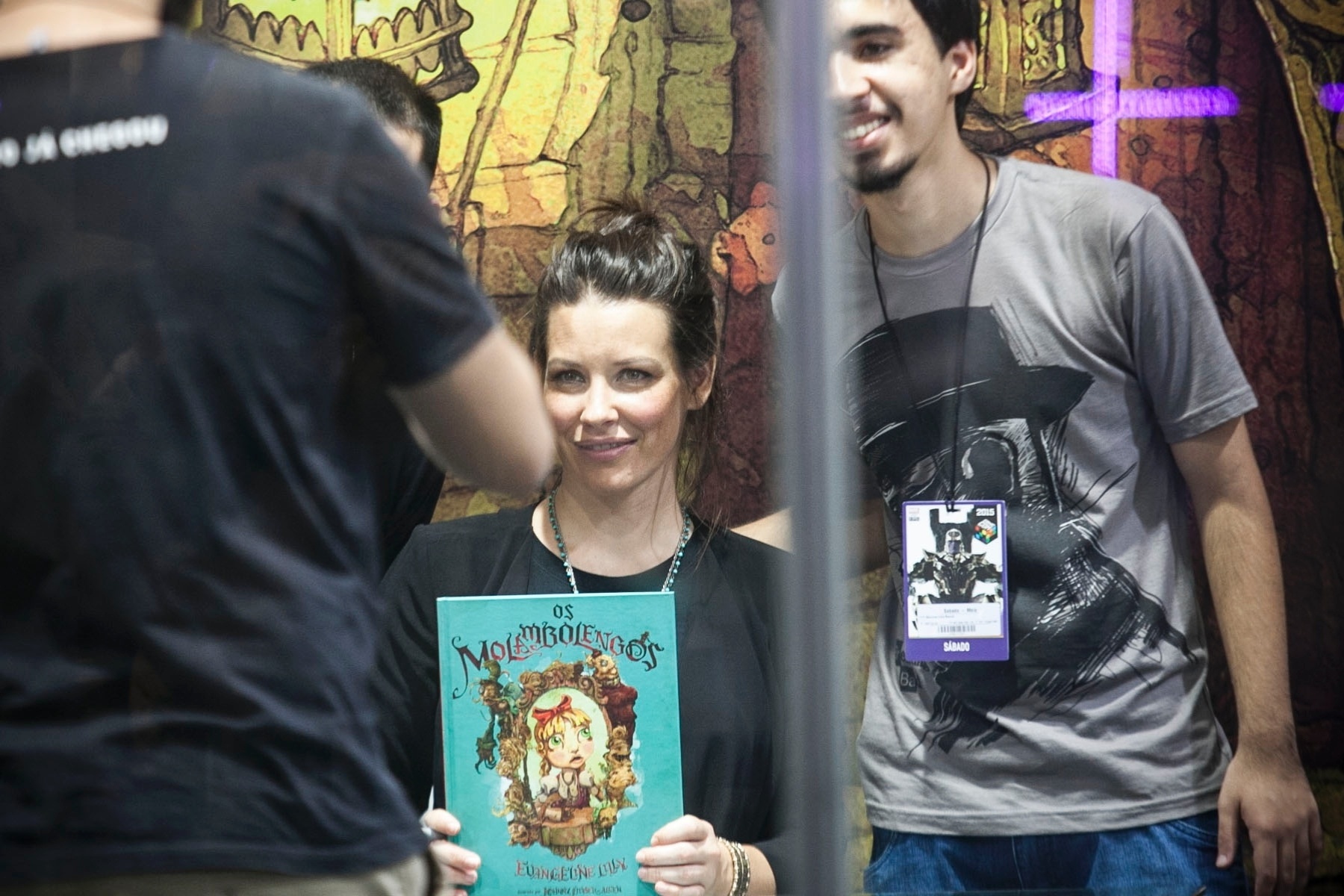 5.dez.2015 - A atriz Evangeline Lilly ("Lost", "O Hobbit", "Homem-Formiga") autografa seu primeiro livro infantil, "Os Molambolengos", durante a Comic Con Experience - Lucas Lima/UOL