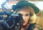 Flávia Alessandra brinca de dirigir nos bastidores de "Êta Mundo Bom!" - Reprodução/Instagram/flaviaalereal