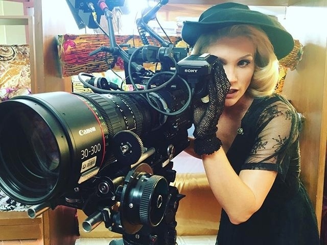 28.dez.2015 - Flávia Alessandra brinca de dirigir a novela de Walcyr Carrasco "Êta Mundo Bom!". Na trama passada nos anos 40, a atriz vive a vilã Sandra, e quem dirige de verdade as cenas é Jorge Fernando - Reprodução/Instagram/flaviaalereal