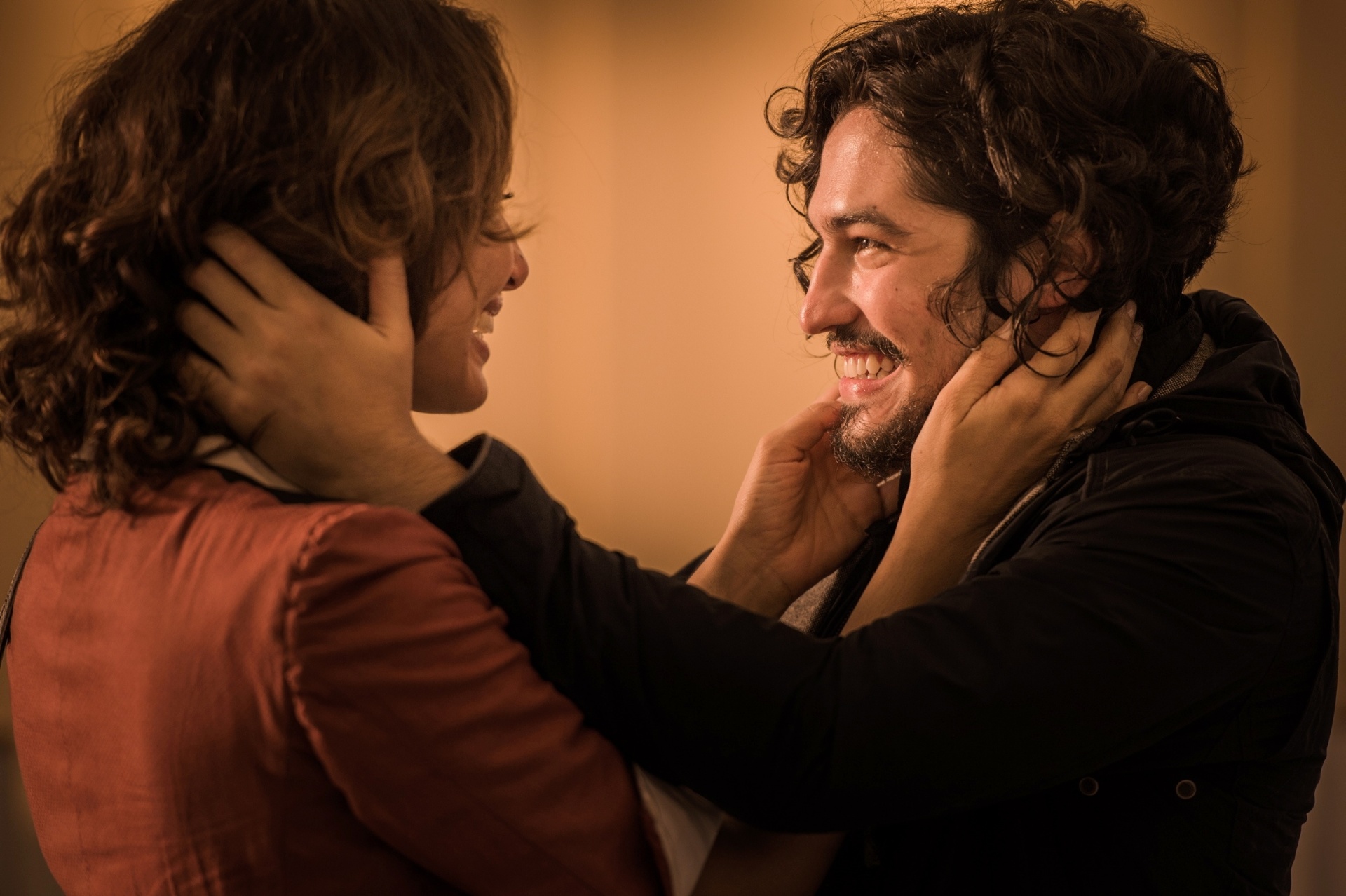 velho chico - Miguel Sá Ribeiro (Gabriel Leone) é filho único de Maria Tereza e foi registrado por Carlos Eduardo, a quem o chama de pai. É único neto do coronel Afrânio - TV Globo/Divulgação