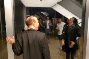 Presidente da "Playboy" cumprimenta amigos que não conseguiram entrar na festa - Felipe Abílio/UOL - Felipe Abílio/UOL