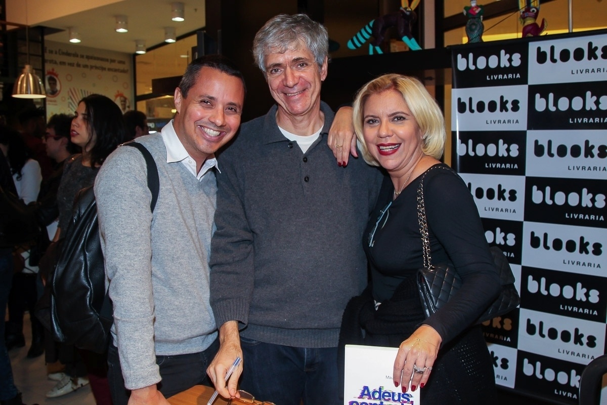 23.mai.2016 - Astrid Fontenelle e seu marido, Fausto Franco, prestigiam o lançamento do novo livro de Maurício Stycer - Manuela Scarpa/Brazil News