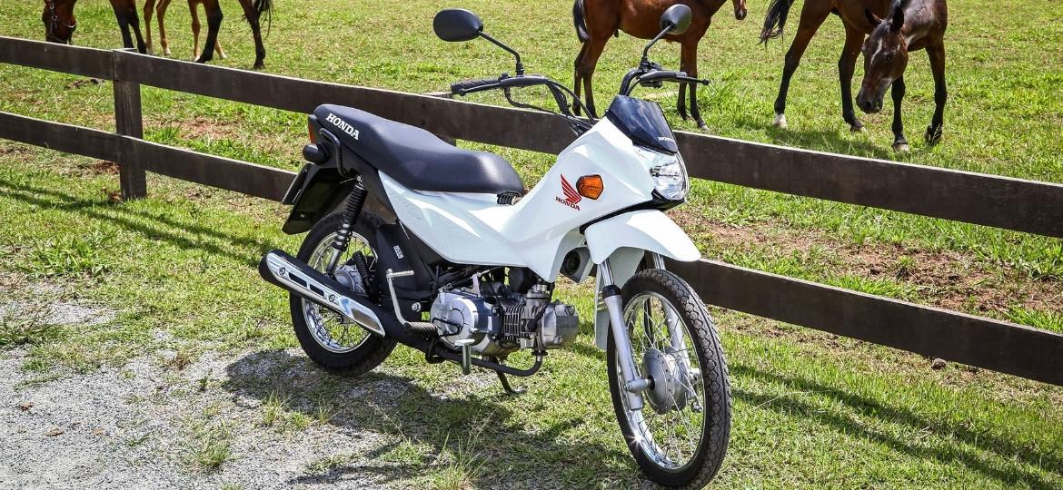Honda Pop também é exemplo de moto de baixo custo que substitui uso de animais de carga no campo - Divulgação