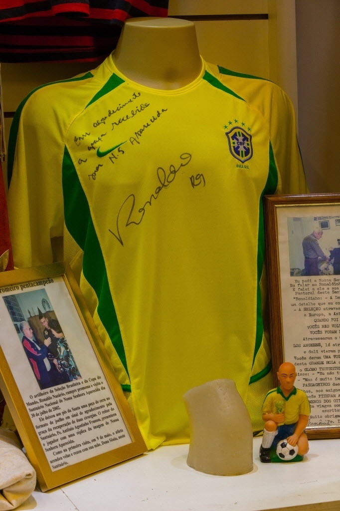 Objetos de famosos na Sala das Promessas - Roosevelt Cássio/UOL