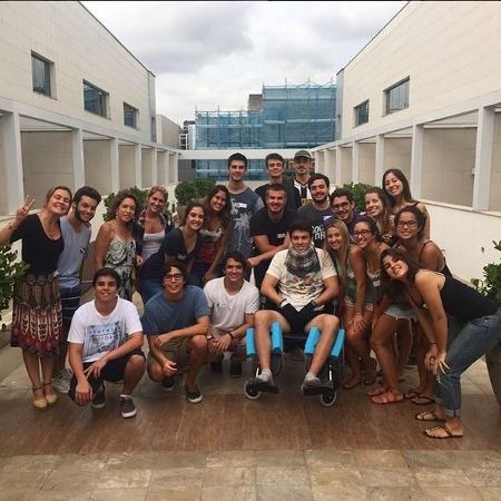 Ao lado de amigos e da tia Adriana Esteves, Giuliano Castro deixou o Hospital Vitória, no Rio de Janeiro, no dia 21 de janeiro - Reprodução/Instagram/@biabonemer