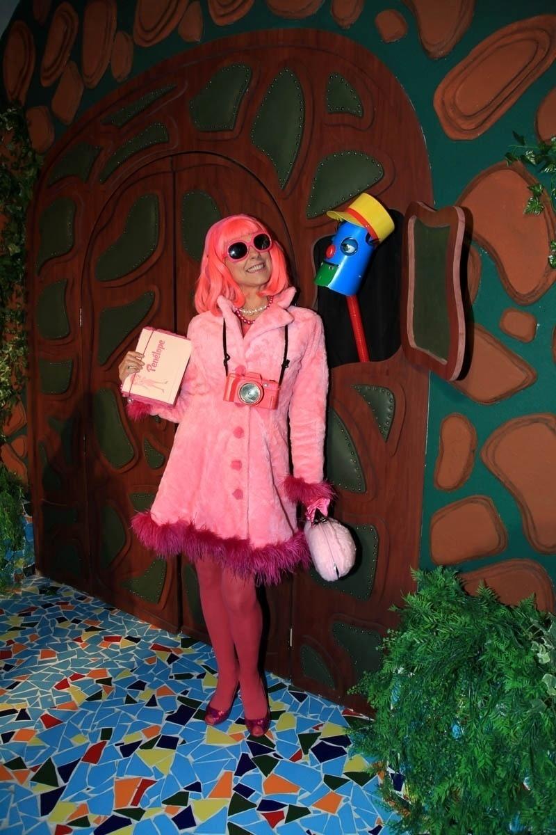 Angela Dip se veste de Penélope, a famosa jornalista da peruca cor de rosa do programa "Castelo Rá-Tim-Bum" - Marcos Ribas/Brazil News