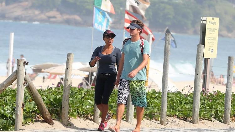Felipe Dylon e Aparecida Petrowky caminham na orla da praia - AgNews - AgNews