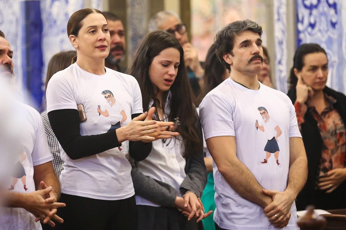 Sophia Raia chora ao lado da mãe, Claudia Raia, na missa de sétimo dia de Marcos Tumura na Igreja Nossa Senhora do Brasil, no bairro dos Jardins, em São Paulo. O ator foi vítima de um infarto fulminante aos 49 anos - Manuela Scarpa/Brazil News