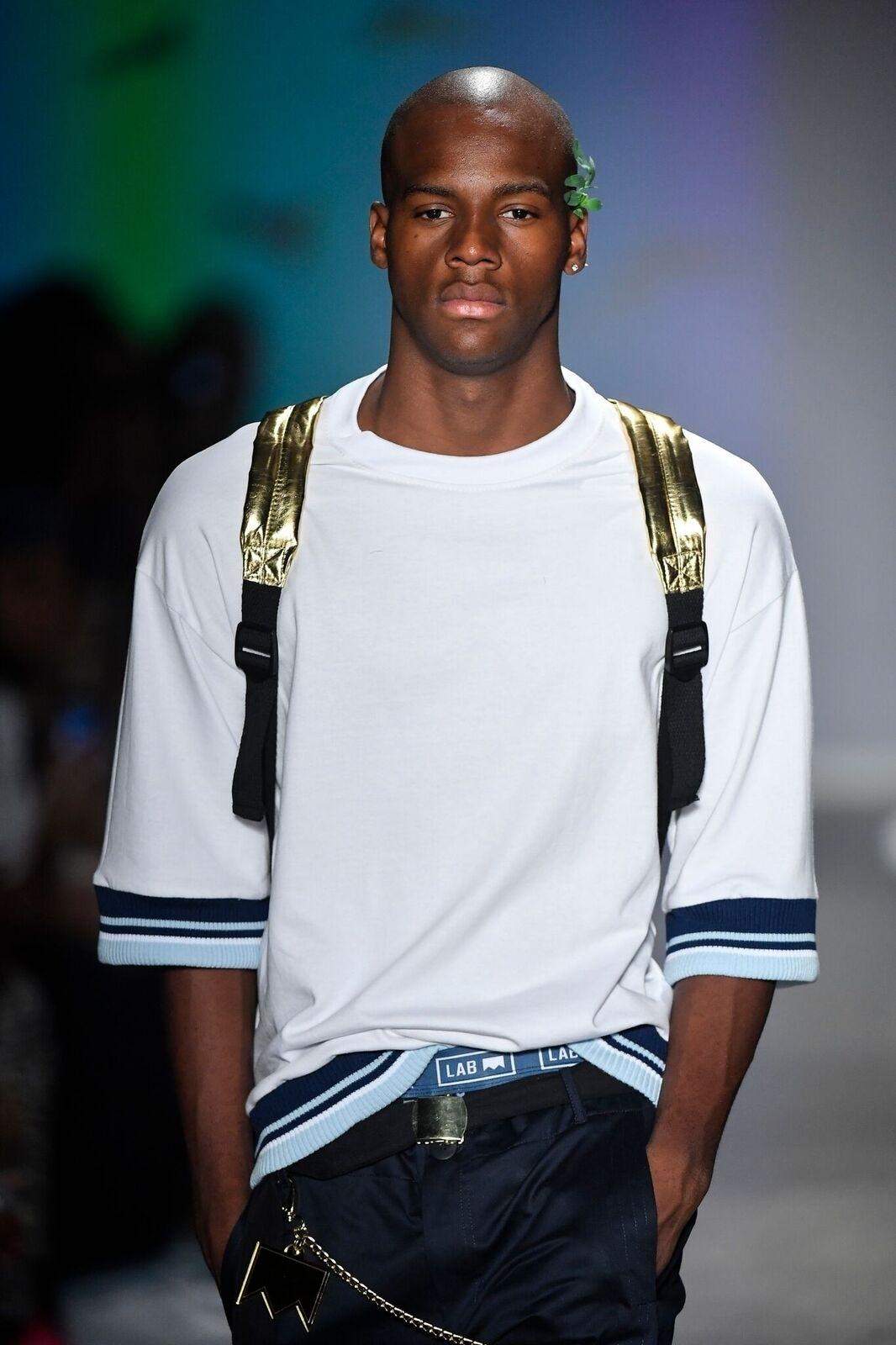 A LAB_Fantasma lotou os corredores da Bienal e causou empurra-empurra na porta da sala de desfile - Fotosite