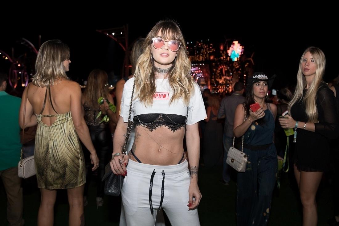 Em ótima forma, ex-BBBB Aline Gotschalg deixa sutiã e parte da calcinha à mostra no Festeja - Felipe Panfili / Divulgação