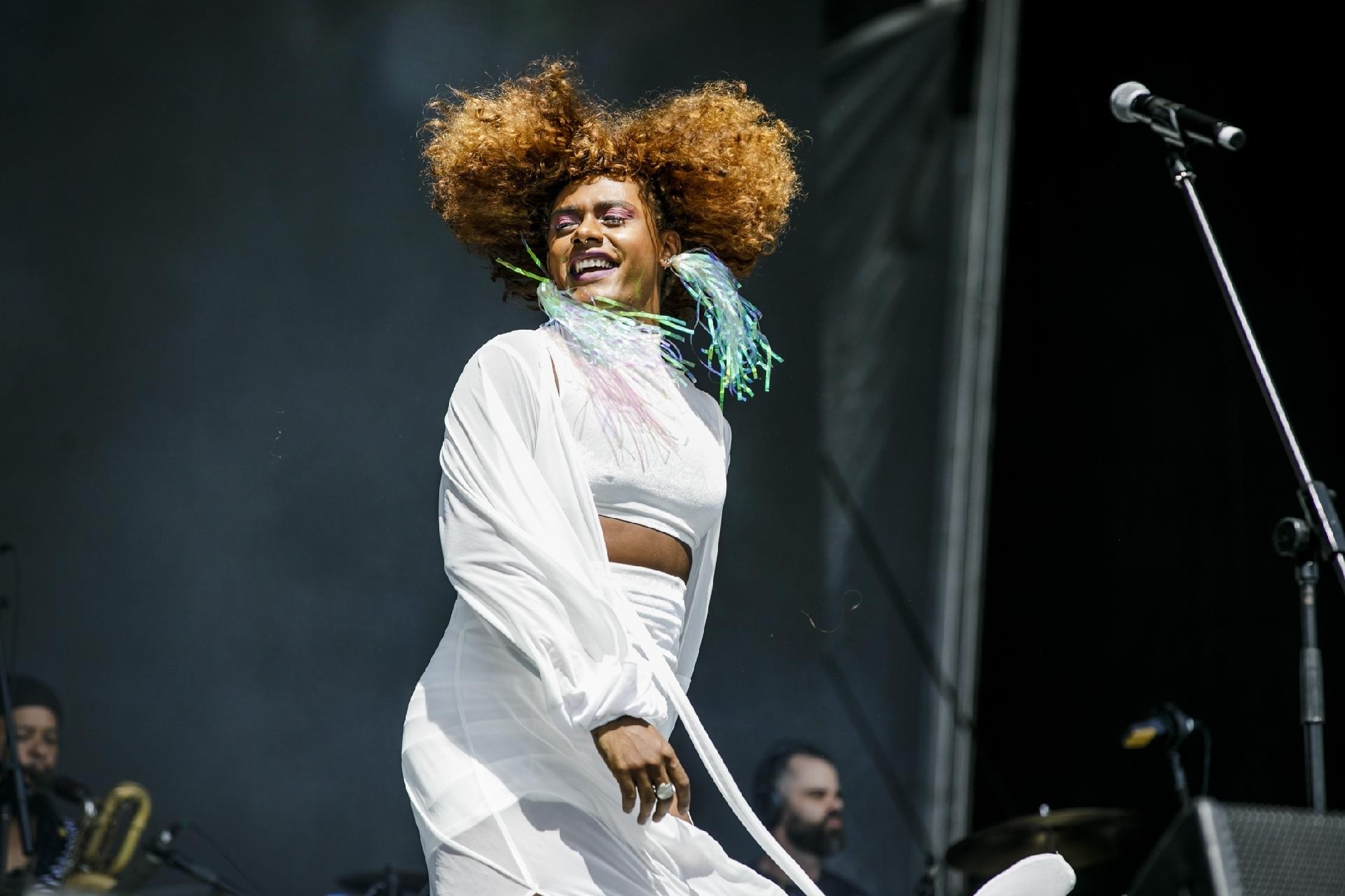 Liniker estava animada para seu primeiro show no Lolla, mas acabou tendo de interrompê-lo por problemas no som - Mariana Pekin/UOL