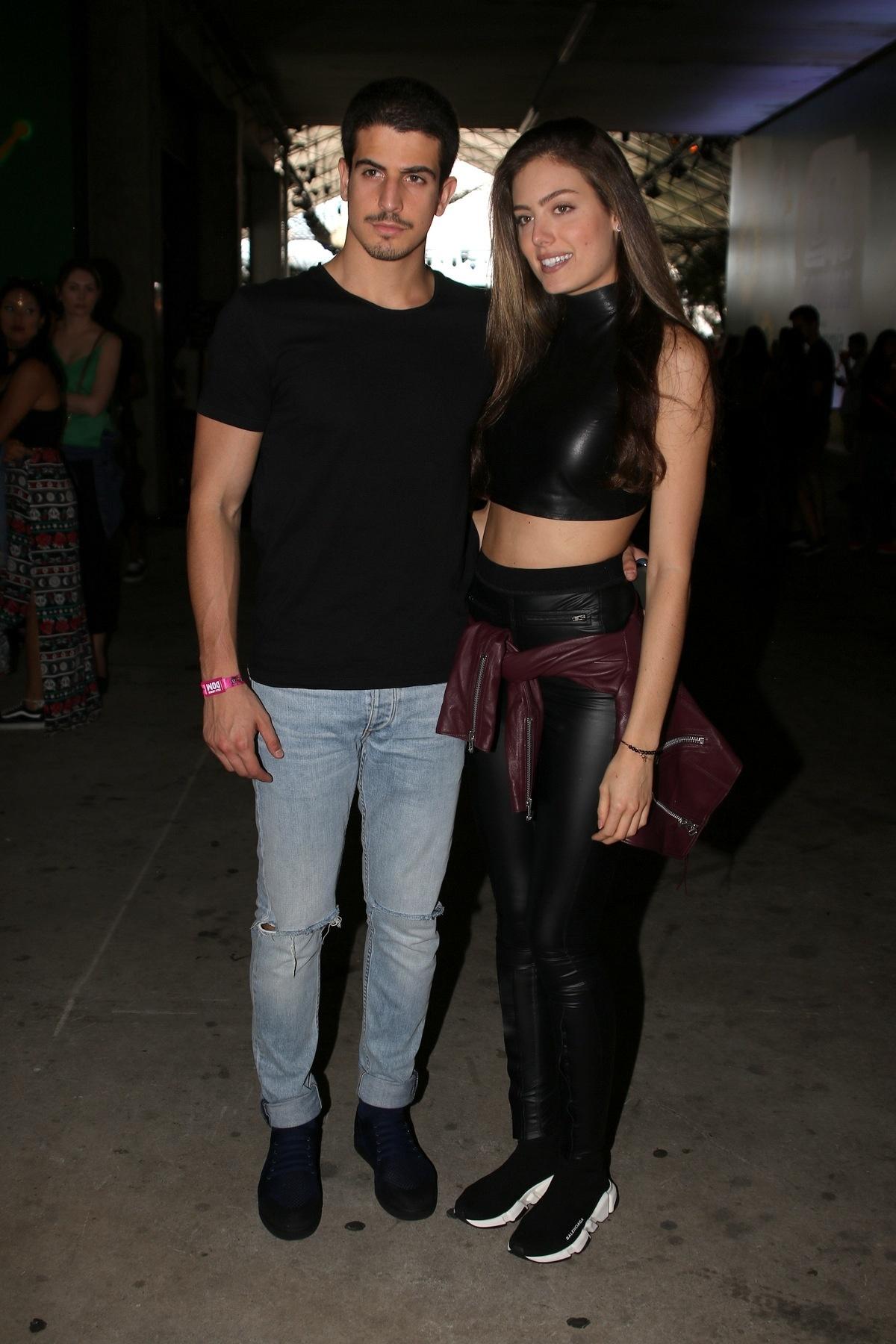 Enzo Celulari e a namorada, Manu Gavassi, curtem último dia de Lollapalooza - Thiago Duran/AgNews