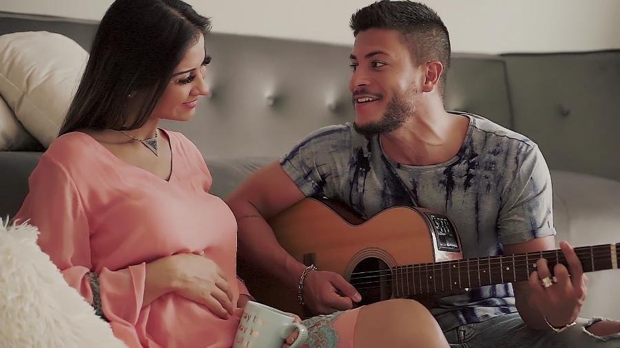 Mayra Cardi e Arthur Aguiar anunciam primeira gravidez em clipe - Reprodução/YouTube