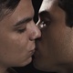 Bruno Gadiol e Gabriel Nandes se beijam no clipe "Seu Costume" - Reprodução/YouTube