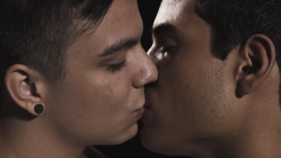 Bruno Gadiol e Gabriel Nandes se beijam no clipe "Seu Costume" - Reprodução/YouTube