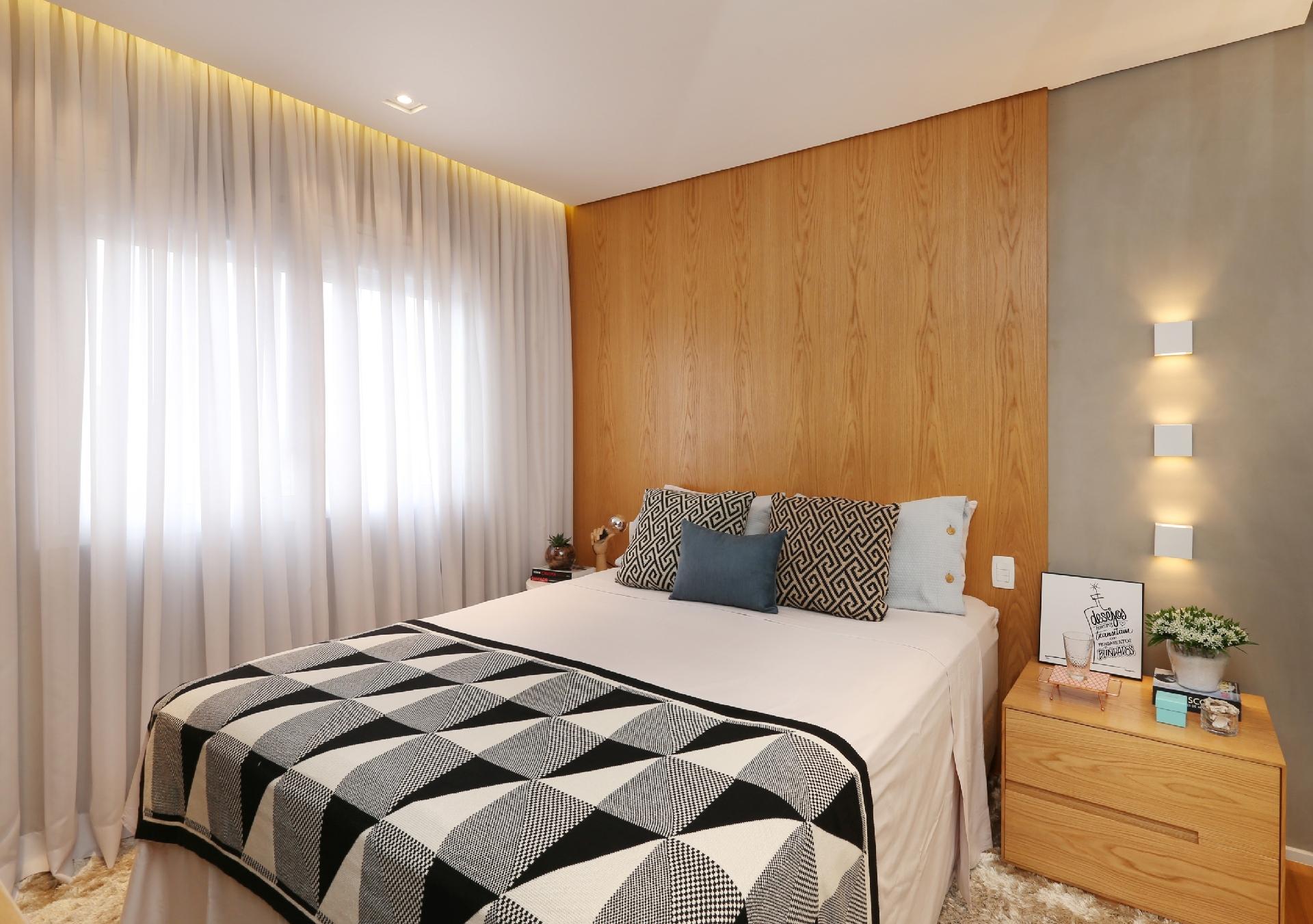 No cortineiro, as arquitetas Daniela Okuhara e Beatriz Ottaiano, da doob Arquitetura, usaram fita de led para trazer uma luz agradável quando os spots embutidos no teto se encontram apagados. Sobre o criado-mudo, em vez de um abajur, que roubaria um pouco do espaço, a dupla sugeriu três arandelas - Mariana Orsi/Divulgação