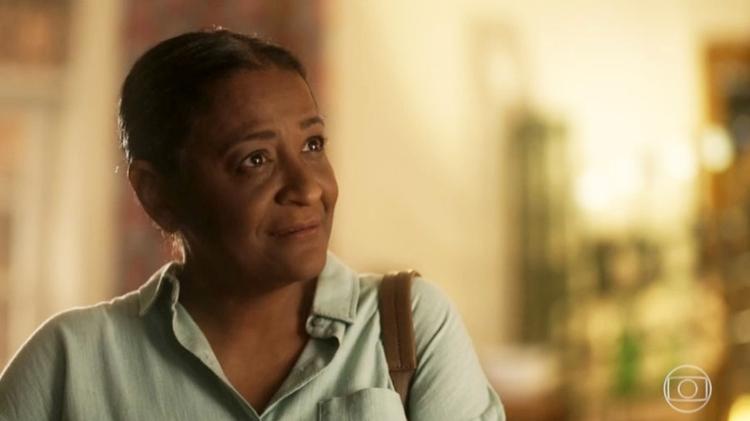 Cozinheira da família Athayde há mais de 30 anos, Zefa é mãe de Edgar (Caco Ciocler) e Roberval (Fabricio Boliveira) - Reprodução/Globo - Reprodução/Globo