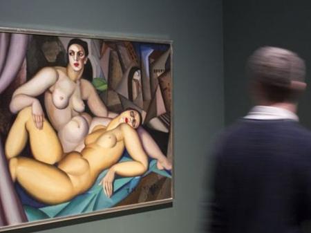 A obra "Les Deux Amies", de Tamara de Lempicka, está em "Casais Modernos" no Barbican, em Londres; exposição mostra como artistas do século 20 misturavam trabalho, amor e sexo - JOHN PHILLIPS/GETTY IMAGES