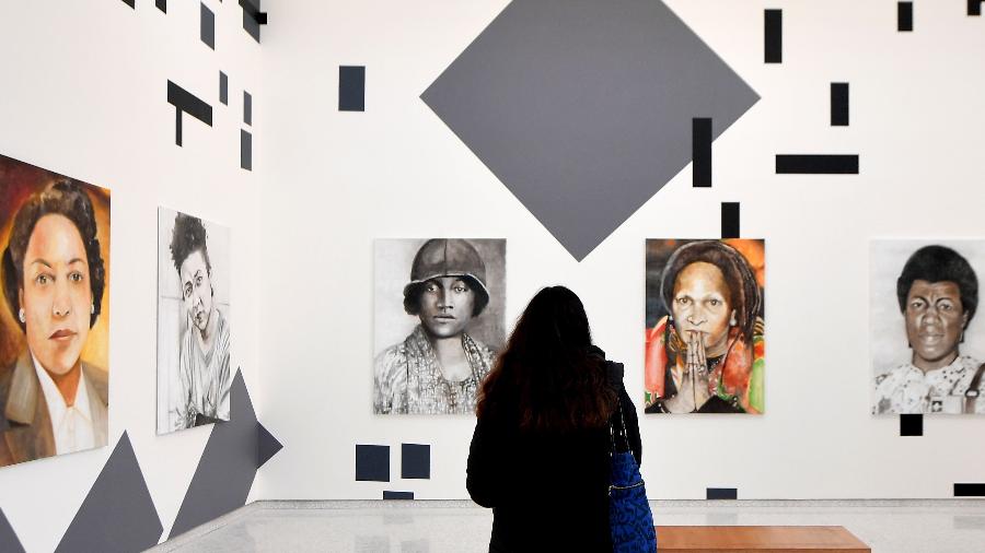 Visitante observa a obra "The New Utopia Begins Here", da artista holandesa Iris Kensmil - Tiziana Fabi/AFP