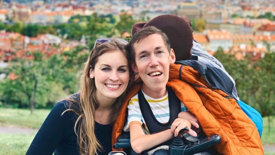 Shane Burcaw, de 27 anos, e Hannah Aylward, de 23, gostam de jantar fora, passear ao ar livre e viajar - Arquivo pessoal/BBC