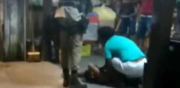 Suspeita de homofobia | Homem leva 4 tiros em bar na Bahia após beijar companheiro