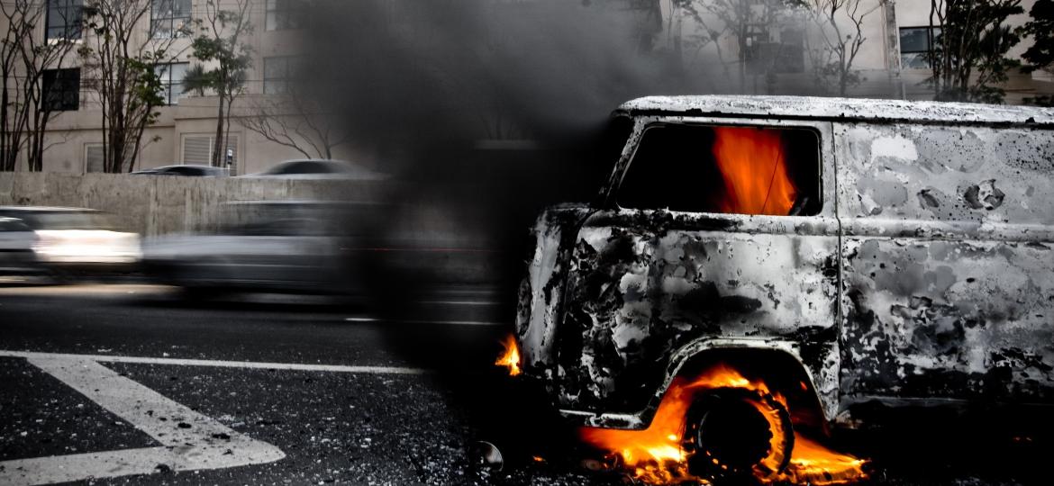O incêndio de um automóvel geralmente é precedido por sinais de que algo não vai bem; não os ignore e busque um mecânico antes de o pior aconteceu - Leo Caobelli/Folhapress