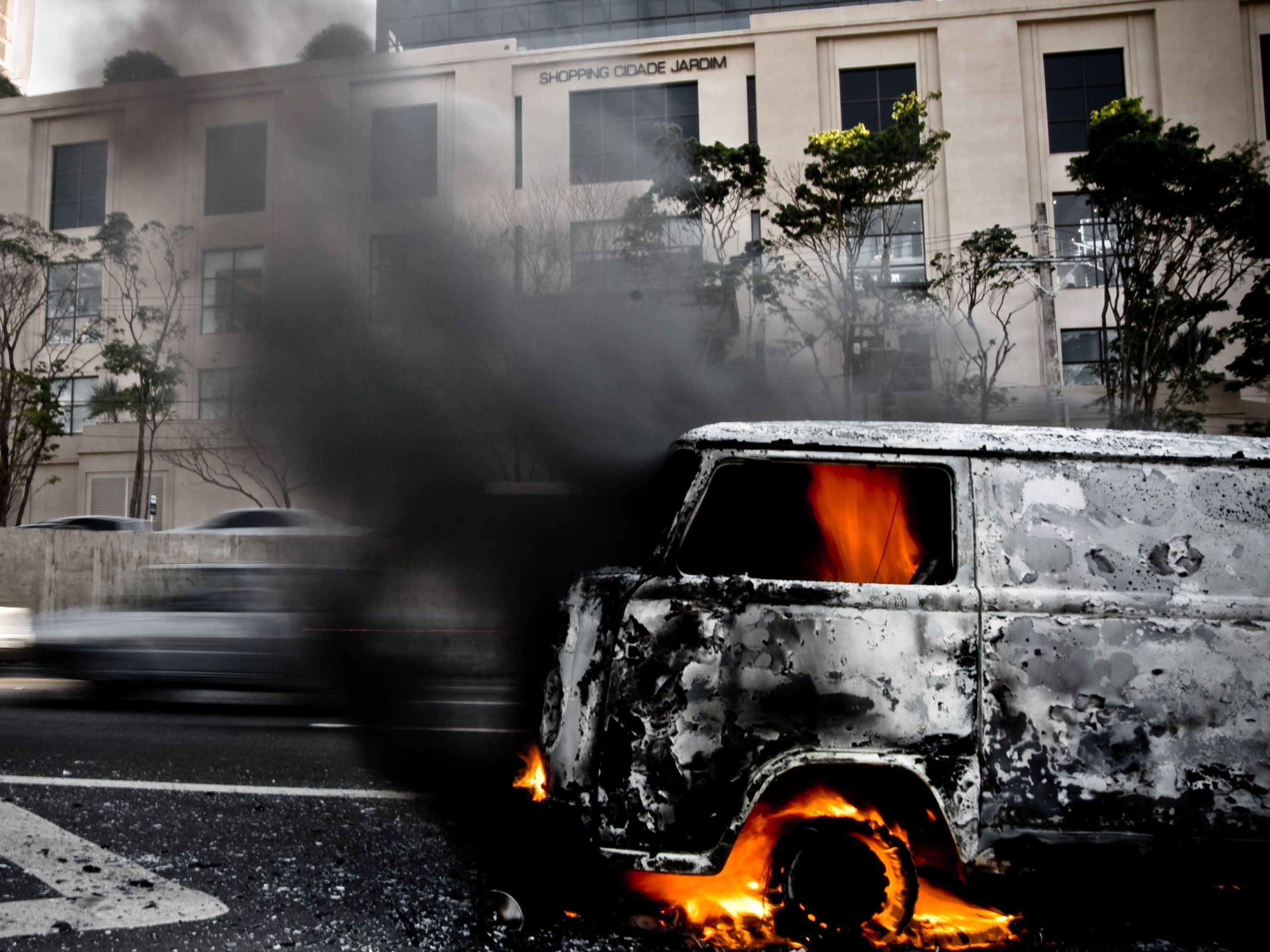 Carro consumido pelo fogo em Água Doce