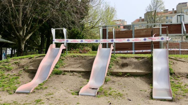 Escorregadores e quadras interditadas no Jardim Paulo Vallada, no Porto, norte de Portugal - Lina Neto/UOL