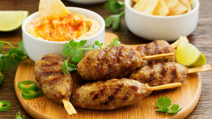 Para ser considerado halal, o prato árabe kafta deve ser preparado com carne de animal que foi abatido sem sofrimento, em um ritual específico - Getty Images