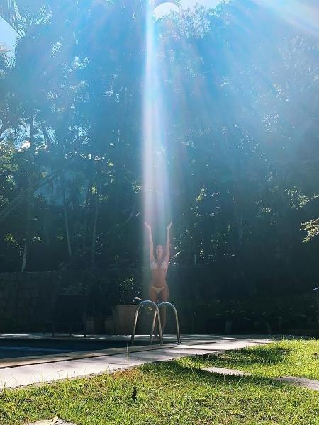 Thaila Ayala posa de biquíni e é iluminada pela luz do sol - REPRODUÇÃO/INSTAGRAM