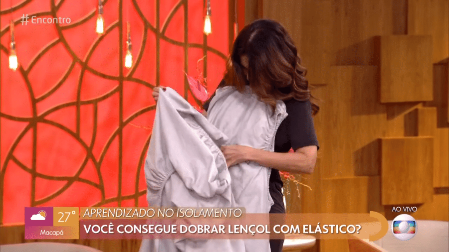 Fátima Bernardes tenta dobrar lençol de elástico no "Encontro" - Reprodução/Globoplay
