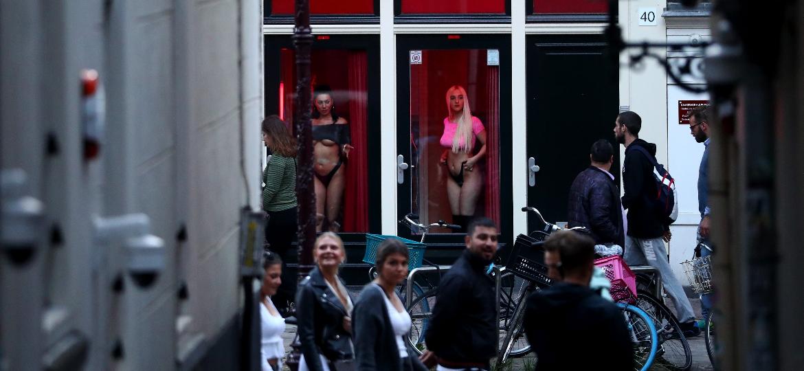 Prostitutas voltam a se apresentar nas vitrines do Distrito da Luz Vermelha, após as restrições do coronavírus - Getty Images