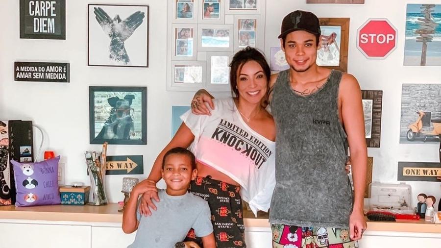 Carol Nakamura (no centro) com os filhos Juan (à dir.) e Wallace (à esq.)  - Reprodução/Instagram