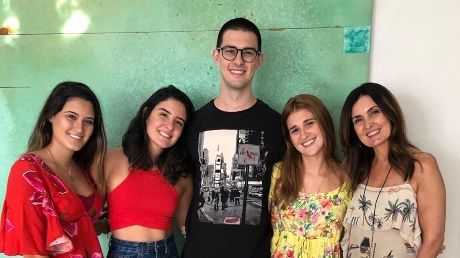 Fátima Bernardes posa ao lado dos trigêmeos e da nora - Reprodução/Instagram