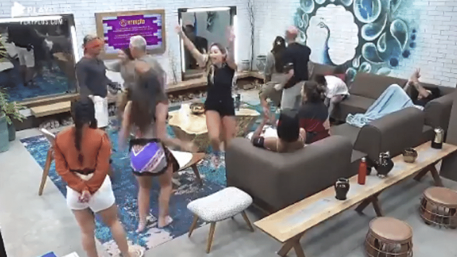 A Fazenda 2020: Peões comemoram a pool party promovida por patrocinador - Reprodução/RecordTV