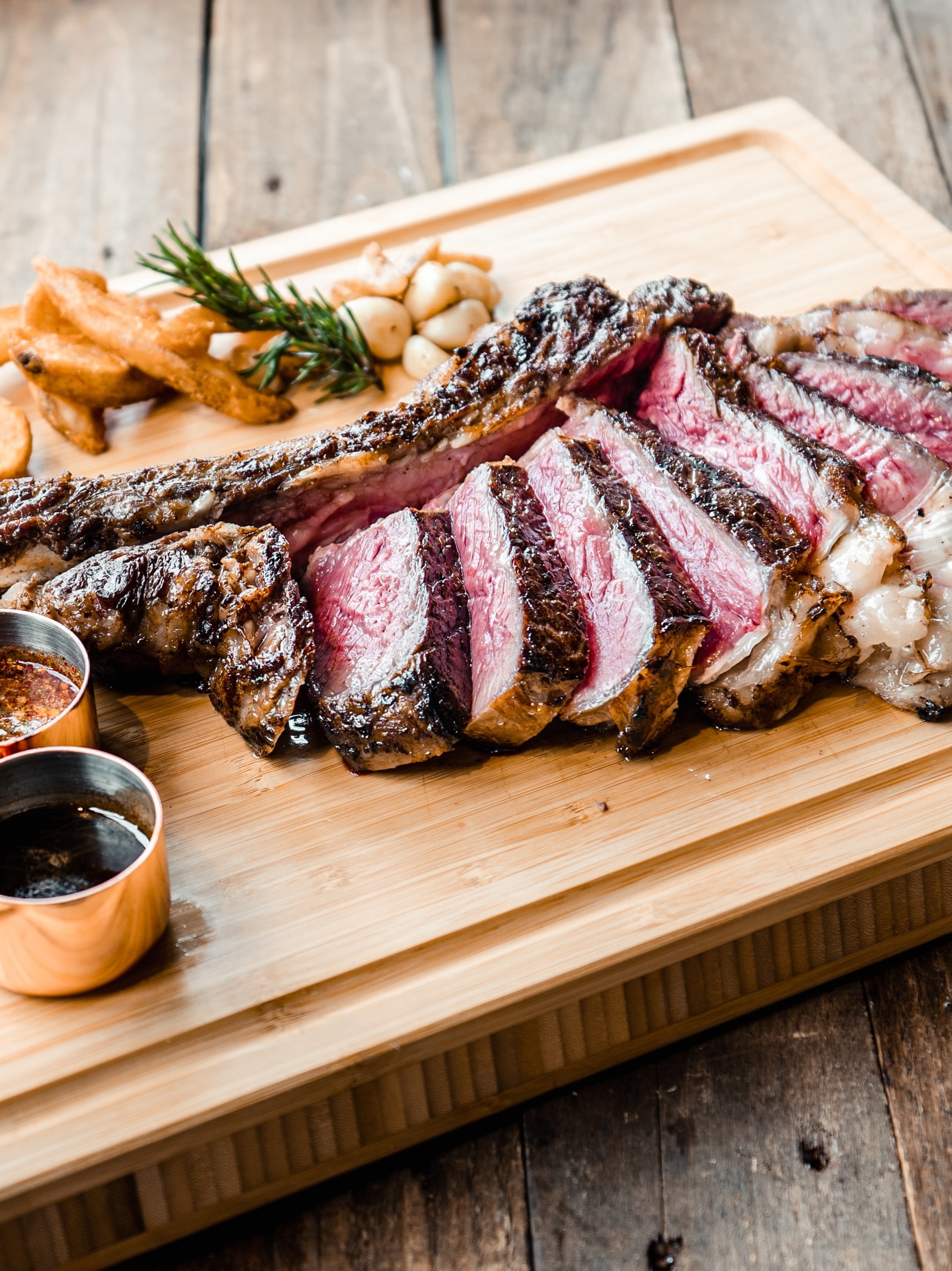 Carnes com osso levam mais sabor ao churrasco e impressionam pelo visual -  01/12/2020 - UOL Nossa, sacode os ossos que a carne nao tem mais 