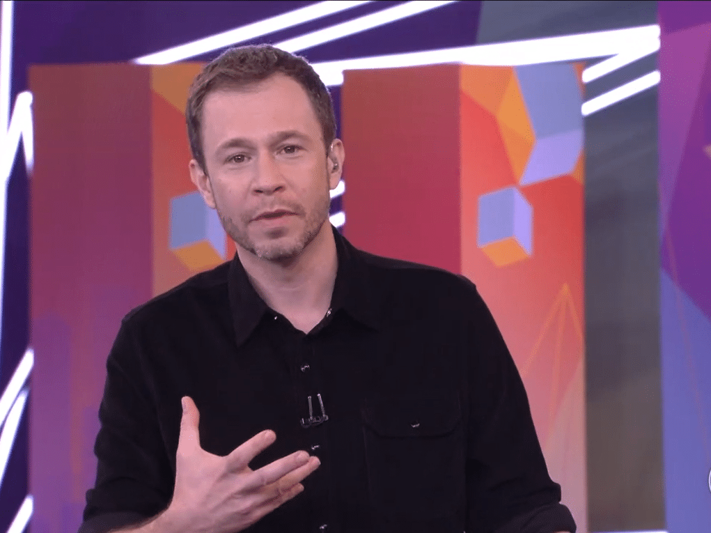 Tiago Leifert faz chacota com declaração de Lumena para Carla Diaz