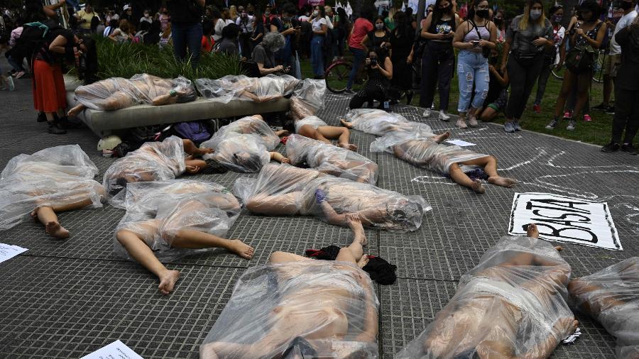 Mulheres fazem performance em sacos plásticos pedindo justiça em Buenos Aires - JUAN MABROMATA/AFP