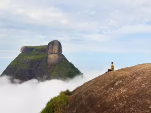 Homem morre após saltar de parapente na Pedra Bonita, no Rio